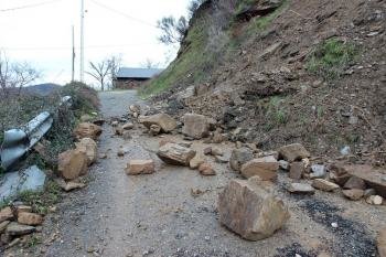 Desprendimiento de tierra y rocas, en Millarouso.