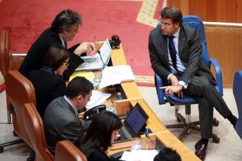 Puy Fraga conversa con Núñez Feijóo durante la sesión plenaria en el Parlamento autonómico. (Foto: VICENTE PERNÍA)