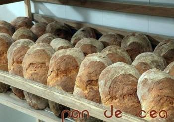 Piezas de pan elaboradas en Cea, donde los panaderos ya cuentan con el sello de calidad.  (Foto: XESÚS FARIÑAS)