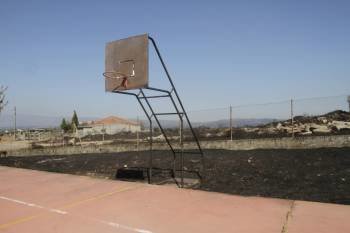 El fuego causó cuantiosos daños en la pista polideportiva de Medeiros (Monterrei). (Foto: MIGUEL ÁNGEL)