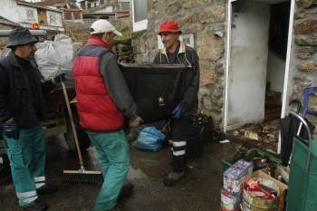 Los voluntarios retiraron dos camiones de basura del interior del domicilio. (Foto: MIGUEL ÁNGEL)