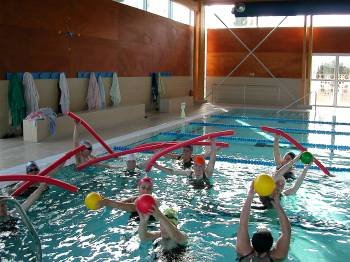 Usuarios de la piscina de Vilanova durante uno de los cursos que se desarrolla en las instalaciones. (Foto: MARCOS ATRIO)