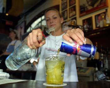 El consumo de bebidas energéticas con alcohol puede ser una mezcla peligrosa.