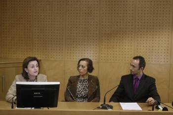 Elena Rivo, María Lameiras y Roberto Bustillo, en la presentación del doble grado. (Foto: MARCOS ATRIO)