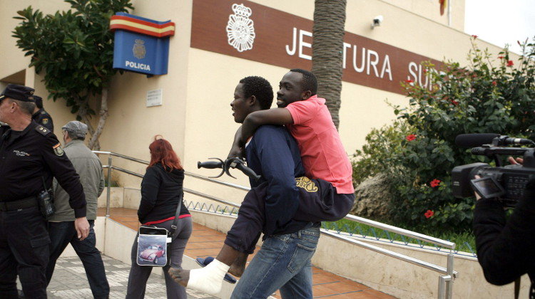Dos inmigrantes celebran su llegada al CETI de Melilla