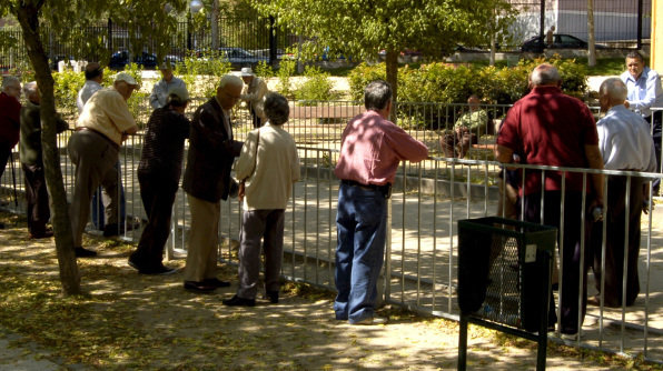 Un grupo de ancianos conversa en un paque de Madrid