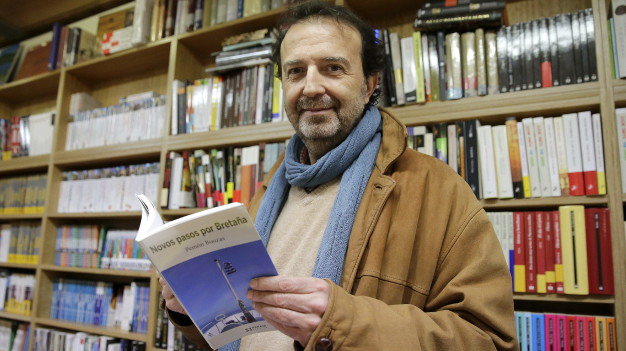 El escritor gallego Pemón Bouzas con su nueva obra