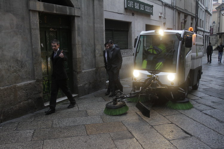 Máquina barredora, de la empresa Ecourense, limpiando las calles de la ciudad (M. ÁNGEL)
