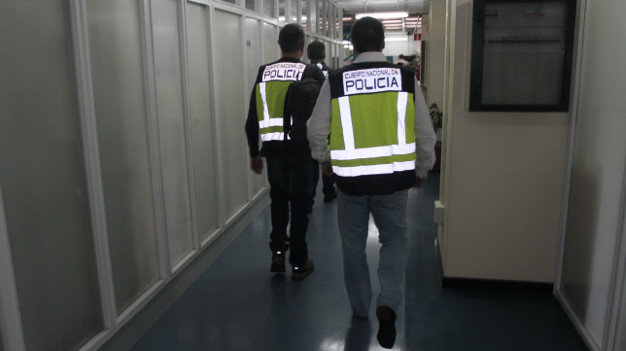 Agentes de la policía en los registros en el Concello de Vigo