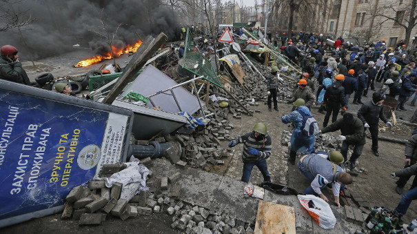 Varios manifestantes en una de las barricadas creadas en la capital del país, Kiev (DOLZHENKO)