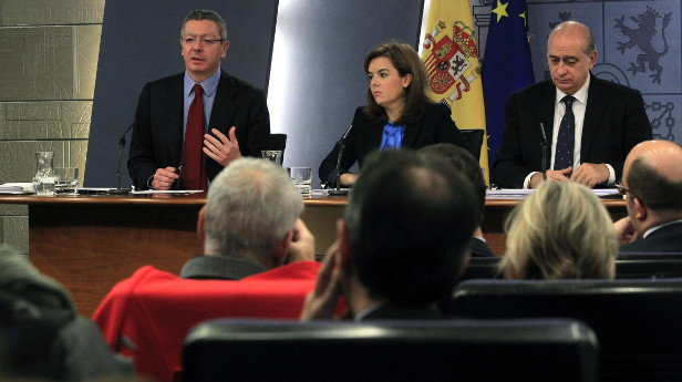El ministro de Justicia, Alberto Ruiz-Gallardón, acompañado de Sáenz de Santamaría y Fernández Díaz (ZIPI)
