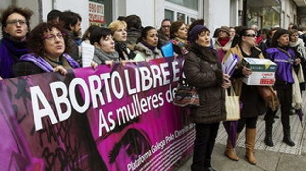 Un grupo de mujeres, frente a las instalaciones del Parlamento, en Santiago (ÓSCAR CORRAL)