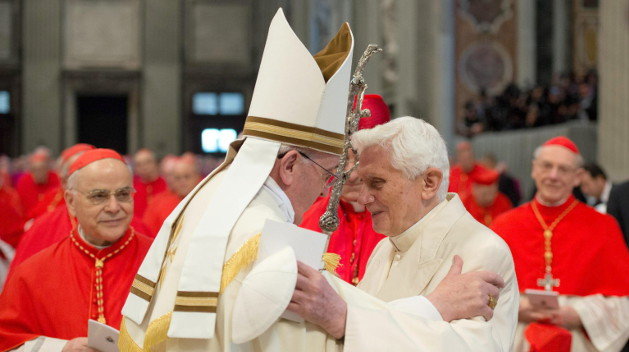 El papa Francisco saluda a su predecesor Bendicto XVI, ayer en el Vaticano.