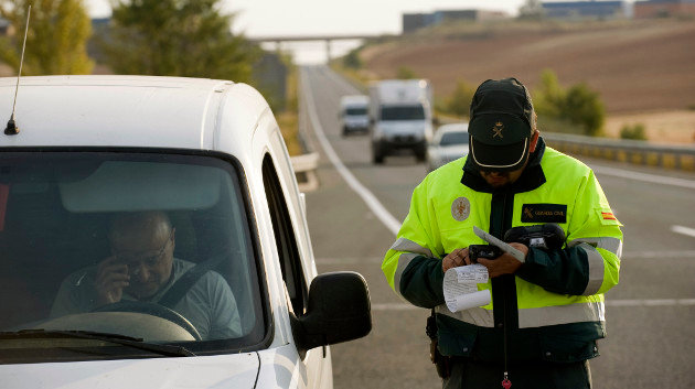 Un agente de Tráfico revisa la documentación de un automovilista (FERNANDO VILLAR)