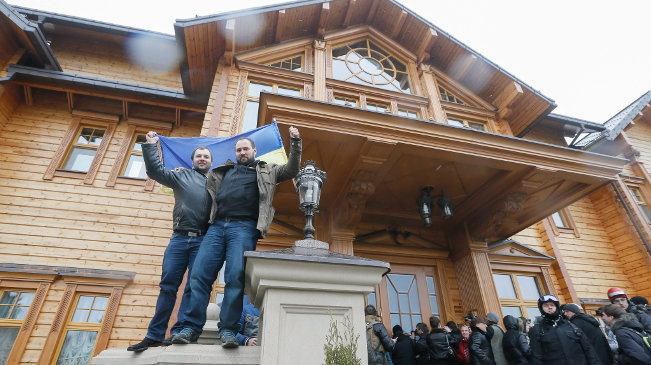 Los opositores frente a la residencia de Yanukóvich. (A.F.)