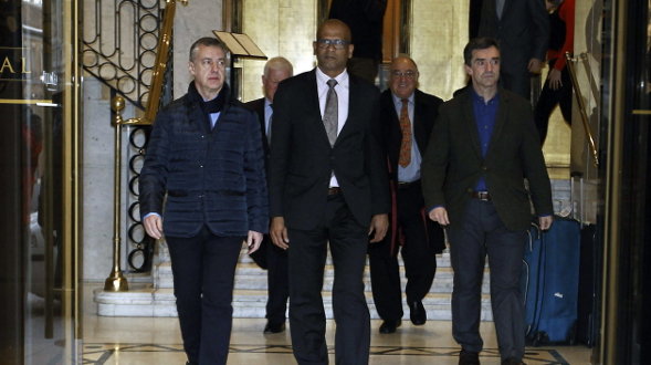 El presidente deL Gobierno vasco, Íñigo Urkullu, con los tres &#34;verificadores&#34; ayer en Madrid. (FERNANDO ALVARADO)