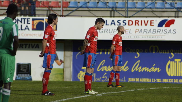 Cruz, Alez Fernández y ÓScar Martínez, con los brazos a la espalda mientras el balón circulaba por el campo rival (XESÚS FARIÑAS)