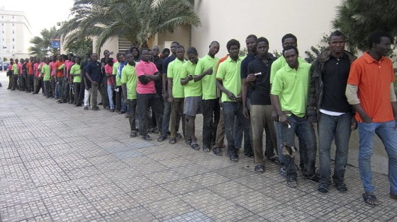 Unos cien inmigrantes entran en Melilla tras un nuevo asalto a la valla. (EFE)