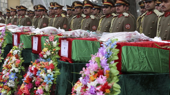 Entierro de los soldados fallecidos en un ataque talibán