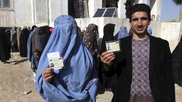 Dos ciudadanos afganos muestran sus tarjetas de registro de votante en Herat (Afganistán).