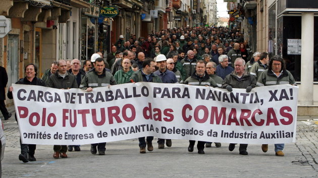Los trabajadores de la factoría Navantia Ferrol salen en manifestación esta mañana durante la que han realizado una gran pintada en la Plaza de Armas de la ciudad.