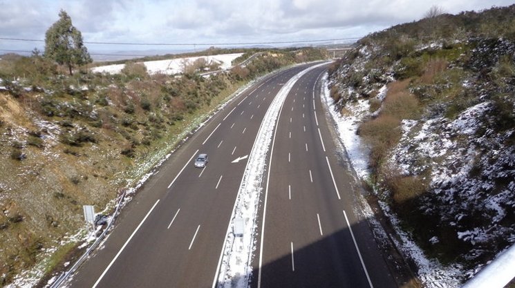 La autovía A52, en As Estivadas, con nieve en sus arcenes (A.R.)
