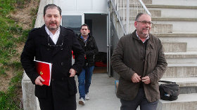 Alejandro Estévez y José Ramón Fernández en primer Término, con Alberto Fernández detrá, tras la reunión. (MIGUEL ÁNGEL)