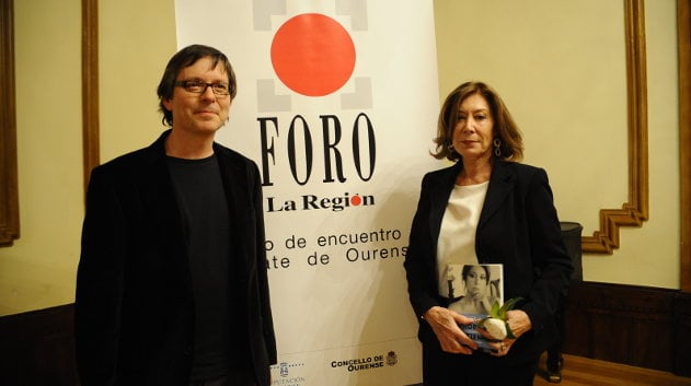 La actriz Fiorella Faltoyano posa con Manuel Rodríguez, del director de Cineclube Padre Feijóo (MARTIÑO PINAL)