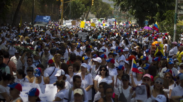 Aspecto que presentaba la marcha de mujeres de blanco contra el Gobierno de Maduro. (MIGUEL GUTIÉRREZ)