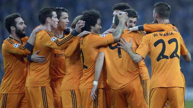 Varios jugadores del Real Madrid celebran un de sus goles (FEDERICO GAMBARINI)
