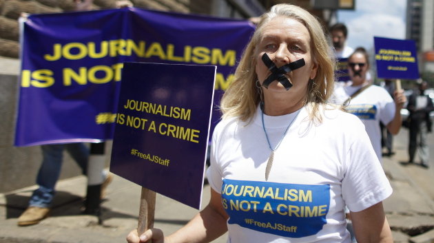Corresponsales en Nairobi protesta a favor de la liberación de los periodistas de Al Yazira encarcelados en Egipto durante una manifestación en Nairobi