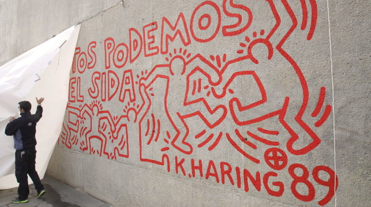 Una persona descubre el mural que pintó el artista y activista Keith Haring restituido 25 años después