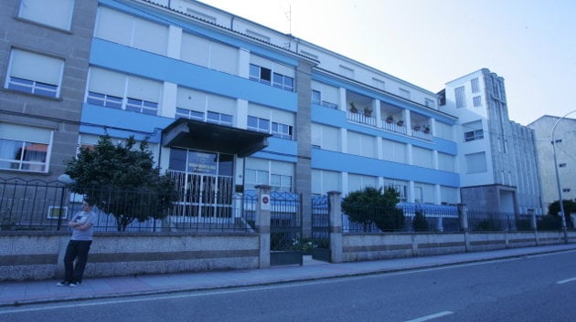 El Colegio María Inmaculada está al lado de la N-532 y los alumnos no disponen de pasos de cebra (MARCOS ATRIO)
