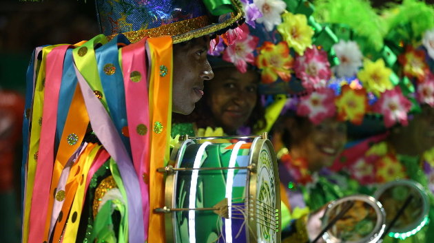 Integrantes de la escuela de samba Império da Tijuca se preparan antes del desfile en el primer día del carnaval