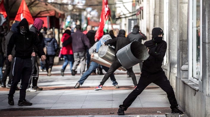 Enfrentamientos entre miembros de la Ertzaintza y grupos de manifestantes durante la protesta por el foro económico en Bilbao