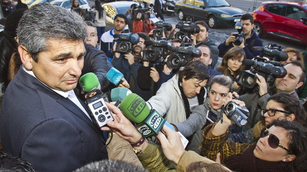 Juan José Cortés, al salir del juicio, atendiendo a los periodistas