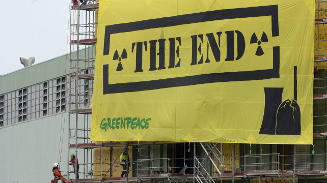 Activistas de Greenpeace en su protesta contra la central nuclear de Garoña