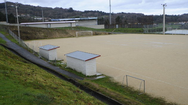 Instalaciones deportivas de la villa de San Rosendo, con el campo de tierra y los vestuarios al fondo (MARTIÑO PINAL)