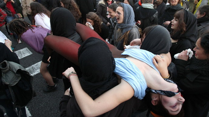 Una mujer simula un aborto durante una protesta en Barcelona