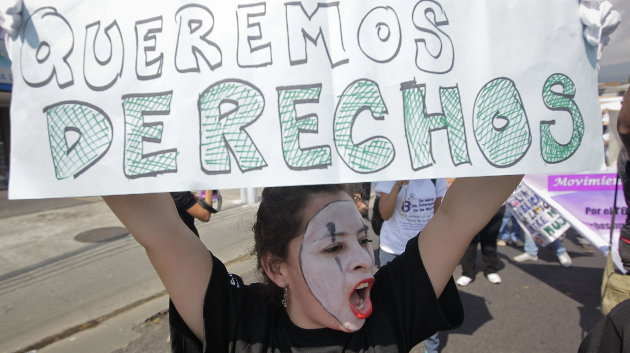  Mujeres salvadoreñas participan en una manifestación en San Salvador