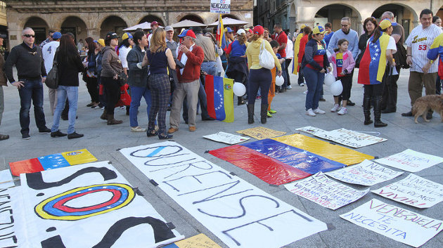 Venezolanos manifestándose en la Praza Maior de Ourense (XESÚS FARIÑAS)