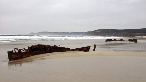 La arena que se llevó el mar ha descubierto un barco de vapor que se había hundido en 1927en Fisterra. 