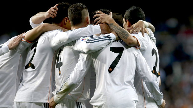  Los jugadores del Real Madrid celebran el gol marcado ante el Levante por su compañero, Cristiano Ronaldo 