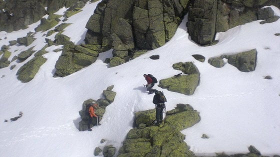 Fotografía facilitada por la Junta de Castilla y León del rescate de los tres montañeros que han fallecido hoy en la Sierra de Gredos
