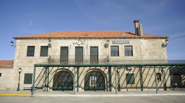 La fachada de la actual estación de ferrocarril en A Gudiña