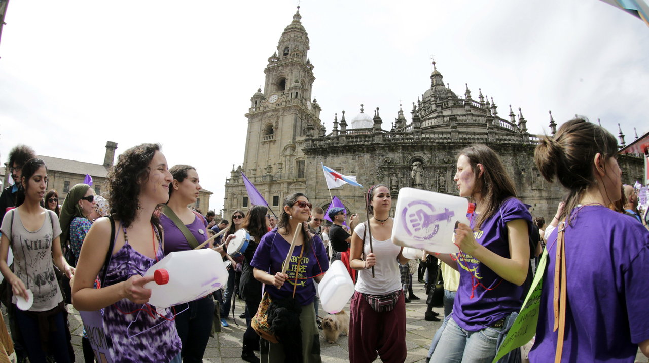 Un grupo de manifestantes a su llegada a la plaza de la Quintana, en Santiago (LAVANDEIRA JR.)