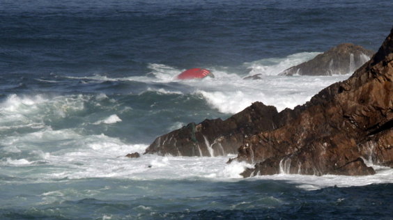 Proa del pesquero gallego con bandera portuguesa &#34;Santa Ana&#34; que se ha hundido esta madrugada a media milla de Cabo Peñas