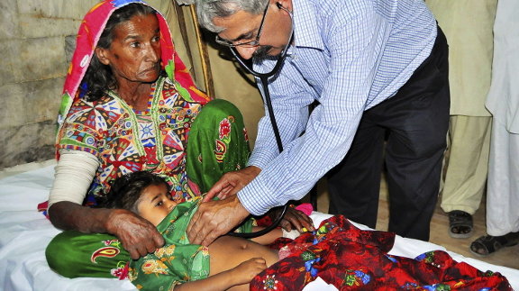 Una mujer y su hija, víctimas de una hambruna, reciben tratamiento médico en Mitthi 