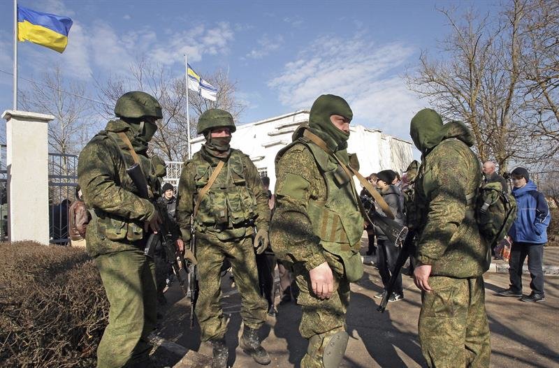Soldados armados sin identificar, presuntamente rusos, bloquean la entrada a la base naval ucraniana