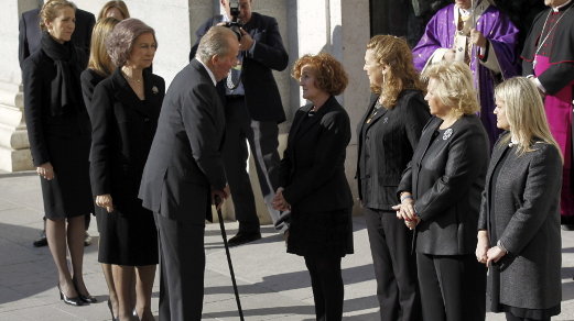  El rey Juan Carlos, junto a la reina Sofía, saluda a la responsable de la Asociación de Ayuda a las Víctimas del 11-M